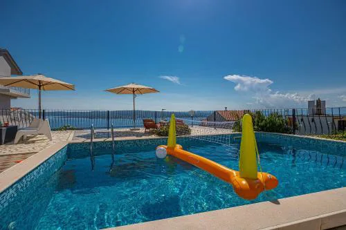 Mediterranes Apartment mit Meerblick, Privatpool, BBQ, Garage, Waschmaschine