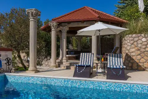 Reizendes Apartment nur 700 Meter zum Strand mit Meerblick, Pool, BBQ, WiFi