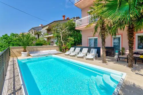 Traumhaftes Penthouse nur 400 Meter zum Strand mit beheizbarem Pool, Meerblick, Babybett, Grill