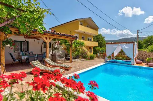Holiday home in Drivenik 39098