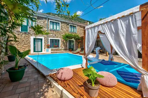 Mediterranes Ferienhaus mit Boulebahn, Spielplatz, Outdoor-Kueche, Tischtennis, Privatpool