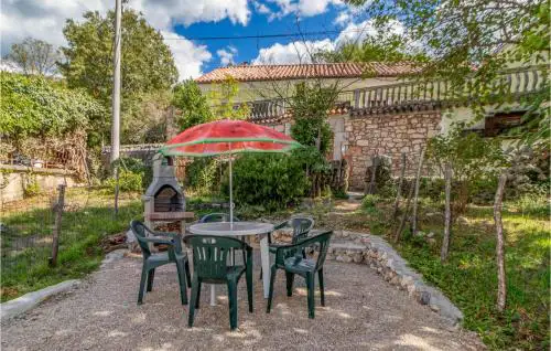 2 Bedroom Nice Apartment In Grizane
