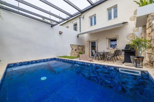 Malerisches Steinhaus mit Privatpool, BBQ, Waschmaschine, Liegen, klimatisierte Schlafzimmer