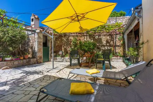 Mediterranes Ferienhaus mit Meerblick, Aussendusche, Liegen, Grill, Waschmaschine - Haustiere erlaubt
