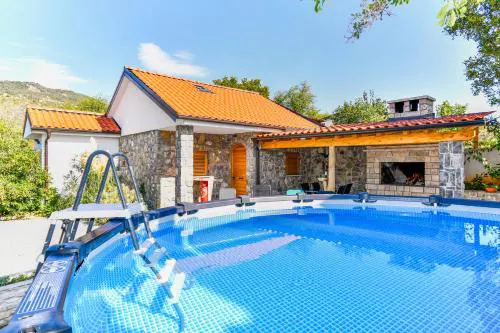 Apartman Lavanda sa bazenom i okućnicom 4*