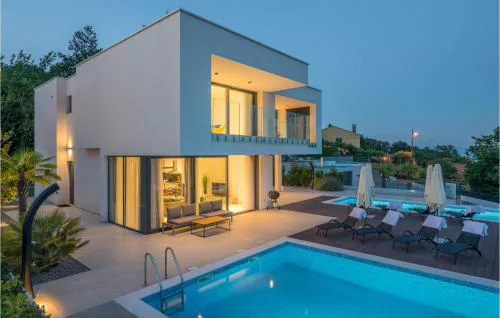 Amazing Home In Icici