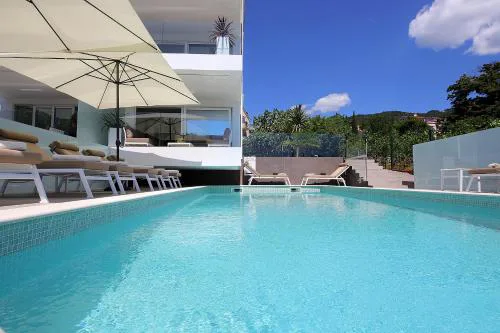 New apartment with swimming pool near the beach