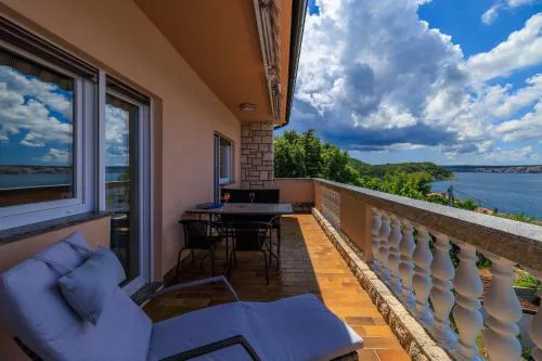 Modernes Apartment nur 100 Meter zum Strand mit herrlichem Meerblick, Aussendusche, Grill