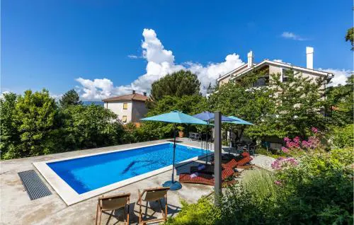 6 Bedroom Stunning Home In Spincici