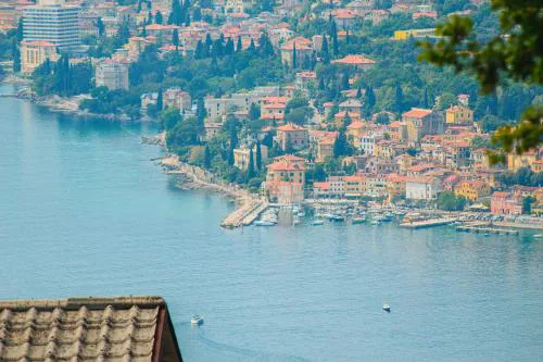 Sea View Retreat With 170Mbps WiFi And Sunny Balcony