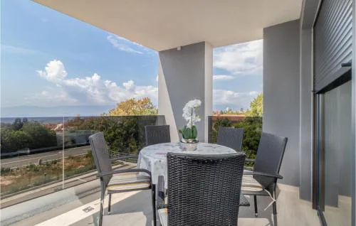 2 Bedroom Cozy Apartment In Kostrena