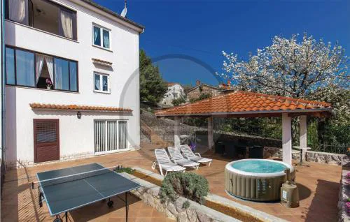 2 Bedroom Beautiful Apartment In Lovran
