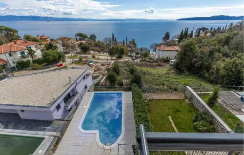 3 Bedroom Stunning Apartment In Lovran