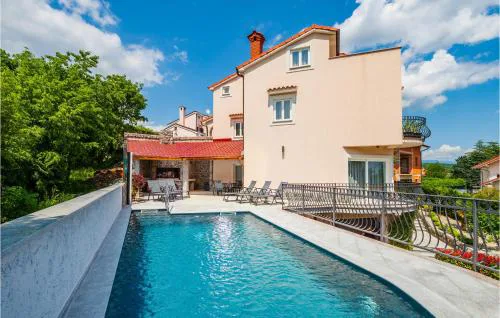 4 Bedroom Cozy Home In Matulji