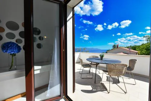 Apartments near the beach, with terraces and seaview at House B.
