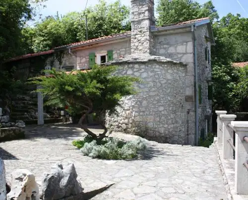 Romantisches Steinhaus Flora in Filipasi