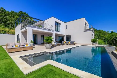 Villa Levant for 10 people near Opatija with jacuzzi & sea view