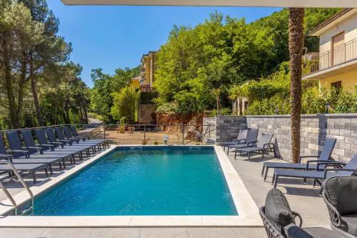 Villa with 6 Bedrooms and Heated Pool