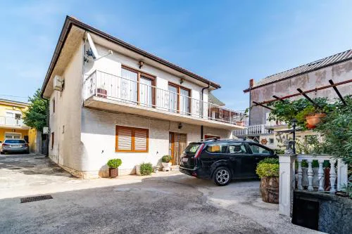 Apartments with parking space Novi Vinodolski - 2417
