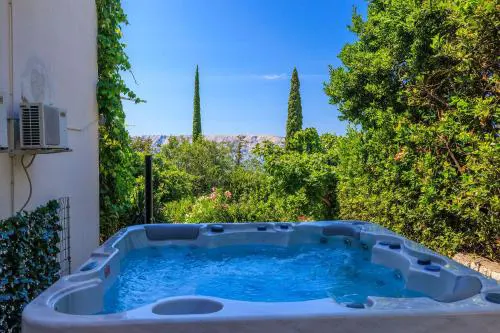 Idyllisches Apartment nur 300 Meter zum Strand mit Meerblick, Whirlpool, Grill