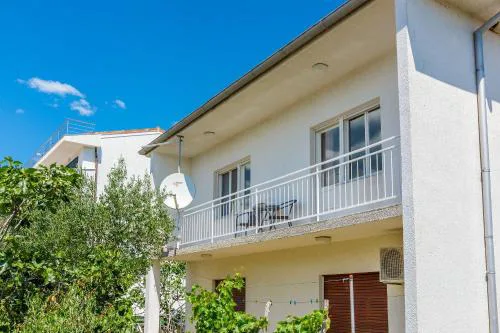 Komfortables Apartment nur 430 Meter zum Strand mit Meerblick, Balkon, Terrasse, Grillbereich