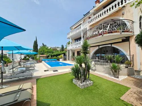 VILLA VERA Apartments with pool, 200 m from the beach