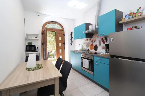 Apartment Kaza in center, with terrace, private parking, step to the sea