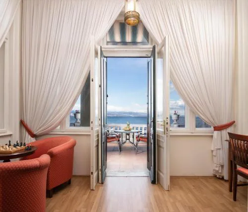 Apartment Villa Regaly with sea view and free parking