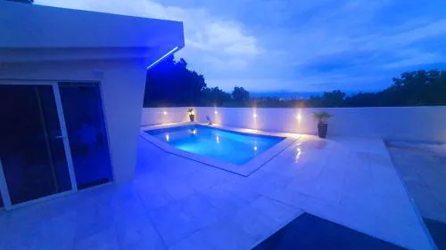 Penthouse Jacuzzi & Pool Luxury Apartments
