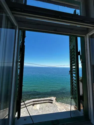 room 10 m from the sea