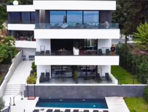Aparthotel Villa V with heated pool