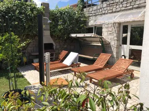 Deluxe Apartment Dora with a private parking, terrace and see view