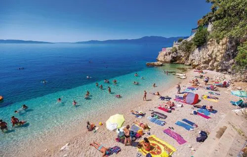 Rooms Croatia with parking, kitchen and dining area for guests