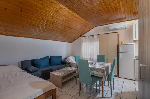 Studio Apartment Iva - Happy Rentals
