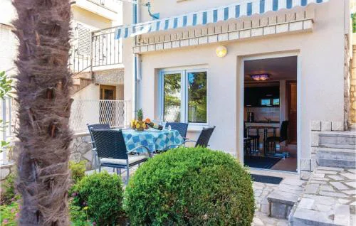 1 Bedroom Cozy Apartment In Selce