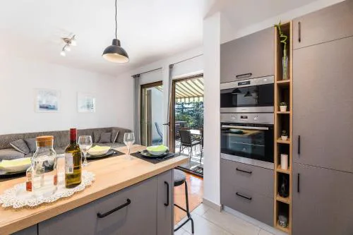 Bezauberndes Apartment nur 150 Meter zum Strand mit Meerblick, Grill, WiFi