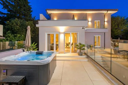 VILLA MAR - LUXURY APARTMENTS with pool and Deluxe apartment with hot tub in Selce, 20 meters from the beach, Boat tours option