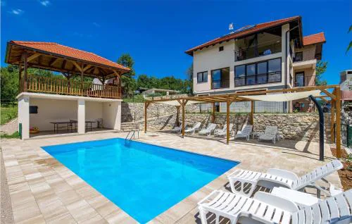 Lovely Apartment In Rakovica With Wifi