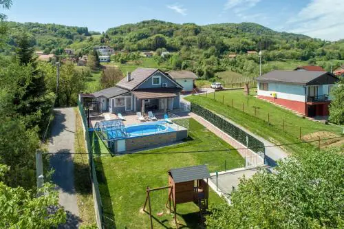 CVETKOVA HIŽA sa JACUZZIJEM