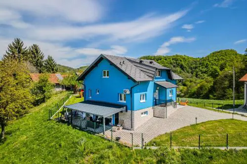 4 - Bedroom House With Hot Tub & Sauna - Happy Rentals