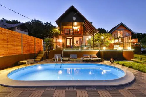 Twin Oasis Retreat with Pool & Spa - Happy Rentals