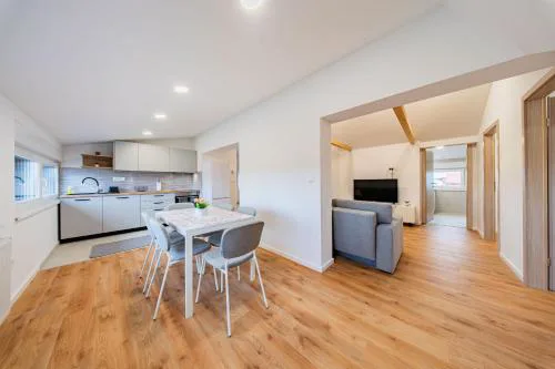 Zagreb 242 - 3 Bedroom - Parking - Airport - Apartment - Flexible Keybox Entry - Modern - Monthly Rent - WiFi