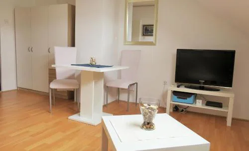 Mia Airport studio apartment - 0-24h Self check in&out - Parking on site