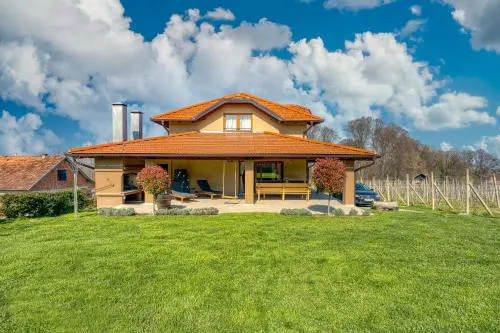 Hedonistic Vineyard Estate - Happy Rentals