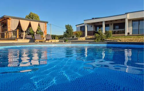 Gorgeous Home In Luzan Biskupecki