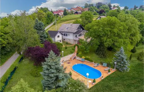 Holiday Home With Pool Near Varaå¾Din