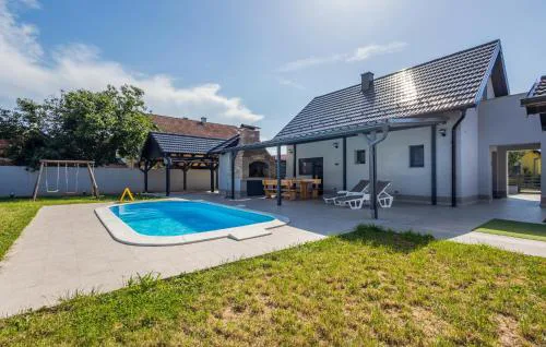 2 Bedroom Cozy Home In Vukovar