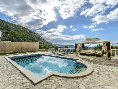 Villa Pave - Six-Bedroom Villa with Terrace and Swimming Pool
