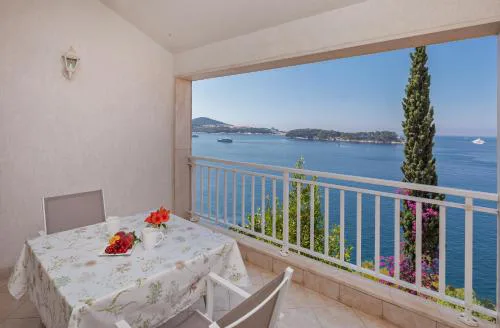 Charming Seafront Stay at Villa Mara