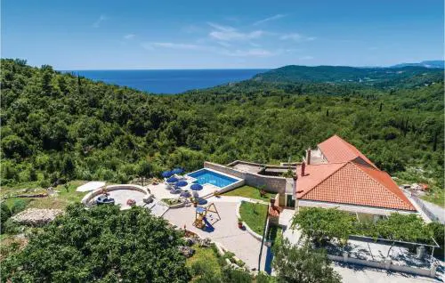 Three-Bedroom Holiday Home In Radovcici